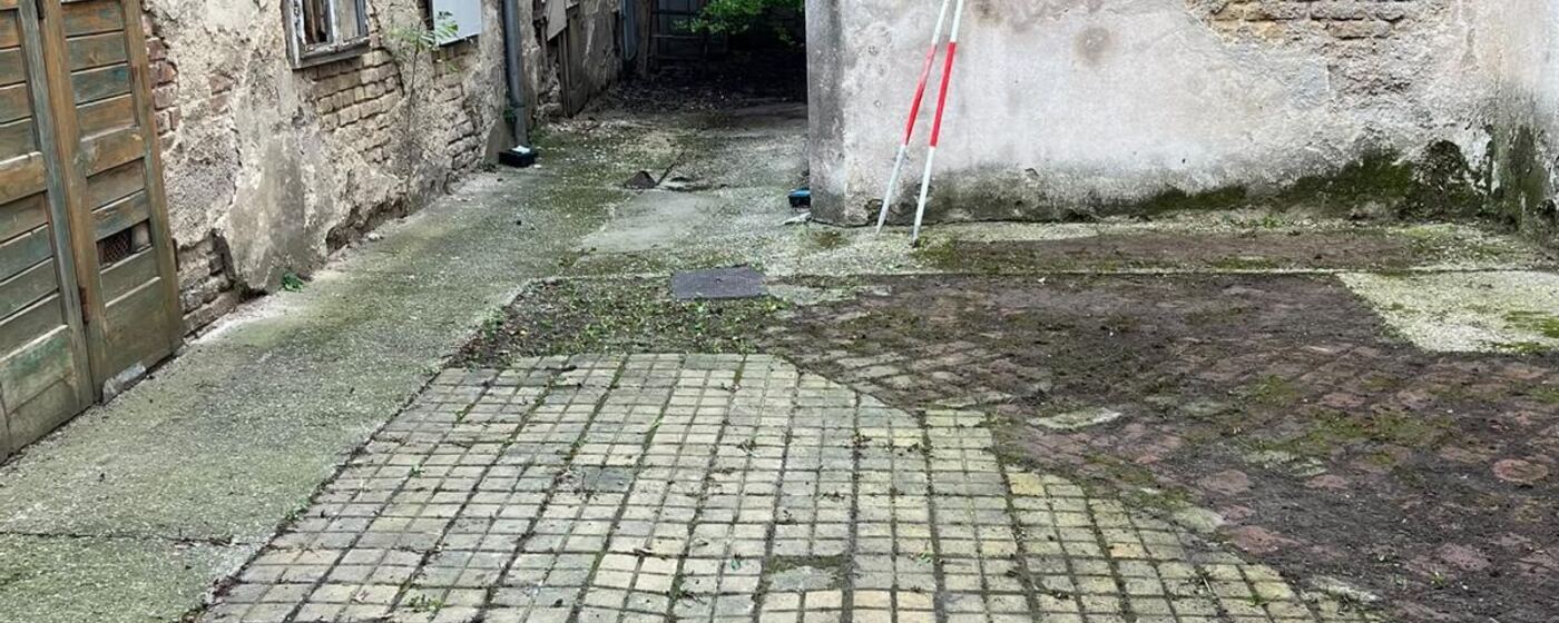 Innenhof mit freigelegtem Pflaster