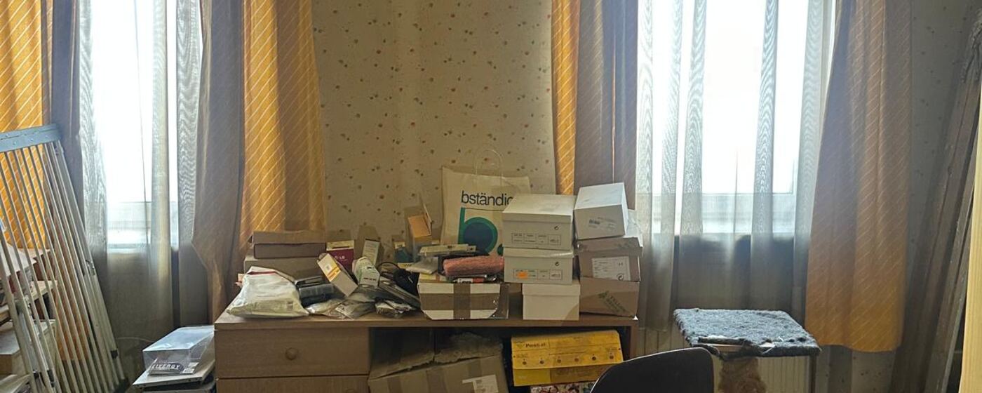 Vollgestelltes Zimmer vor der Räumung