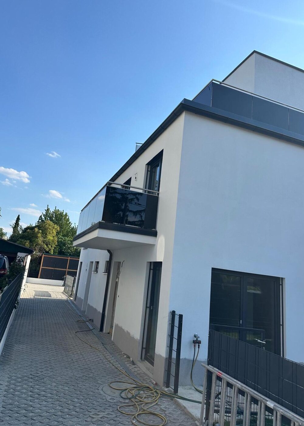 Fertiggestelltes Wohnhaus nach Übergabe – Fassade und Außenanlage