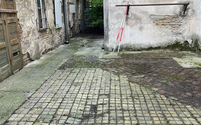Gepflasterter Innenhof nach der Außenanlagenpflege