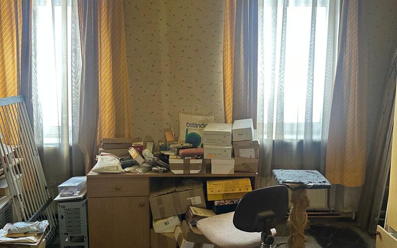 Vollgestelltes Zimmer vor der Räumung