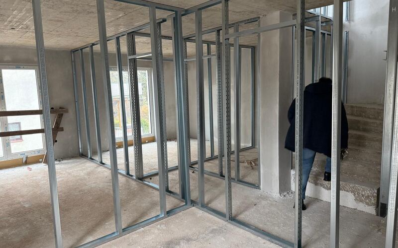 Trockenbau-Ständerwerk bei einer Sanierung