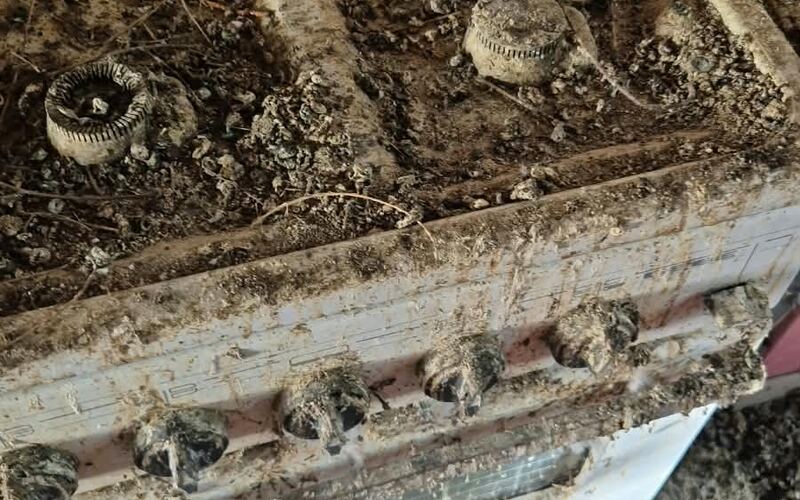 Stark verschmutzter Herd vor einer Sonderreinigung