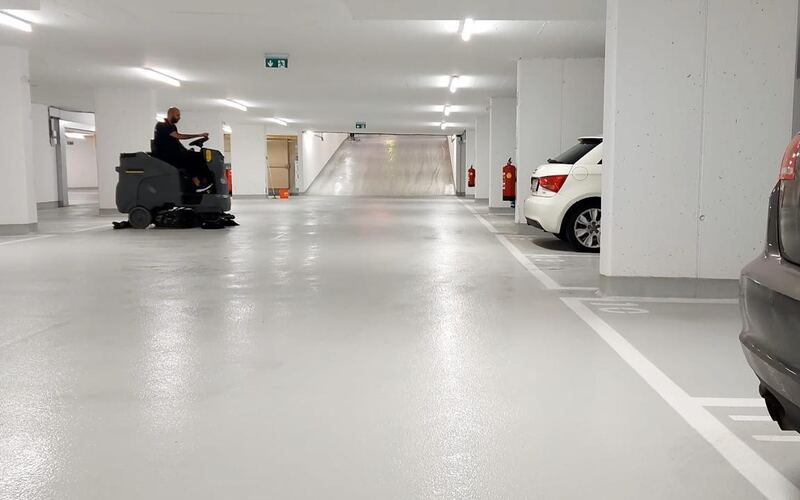 Reinigungsmaschine im laufenden Einsatz in einer Tiefgarage