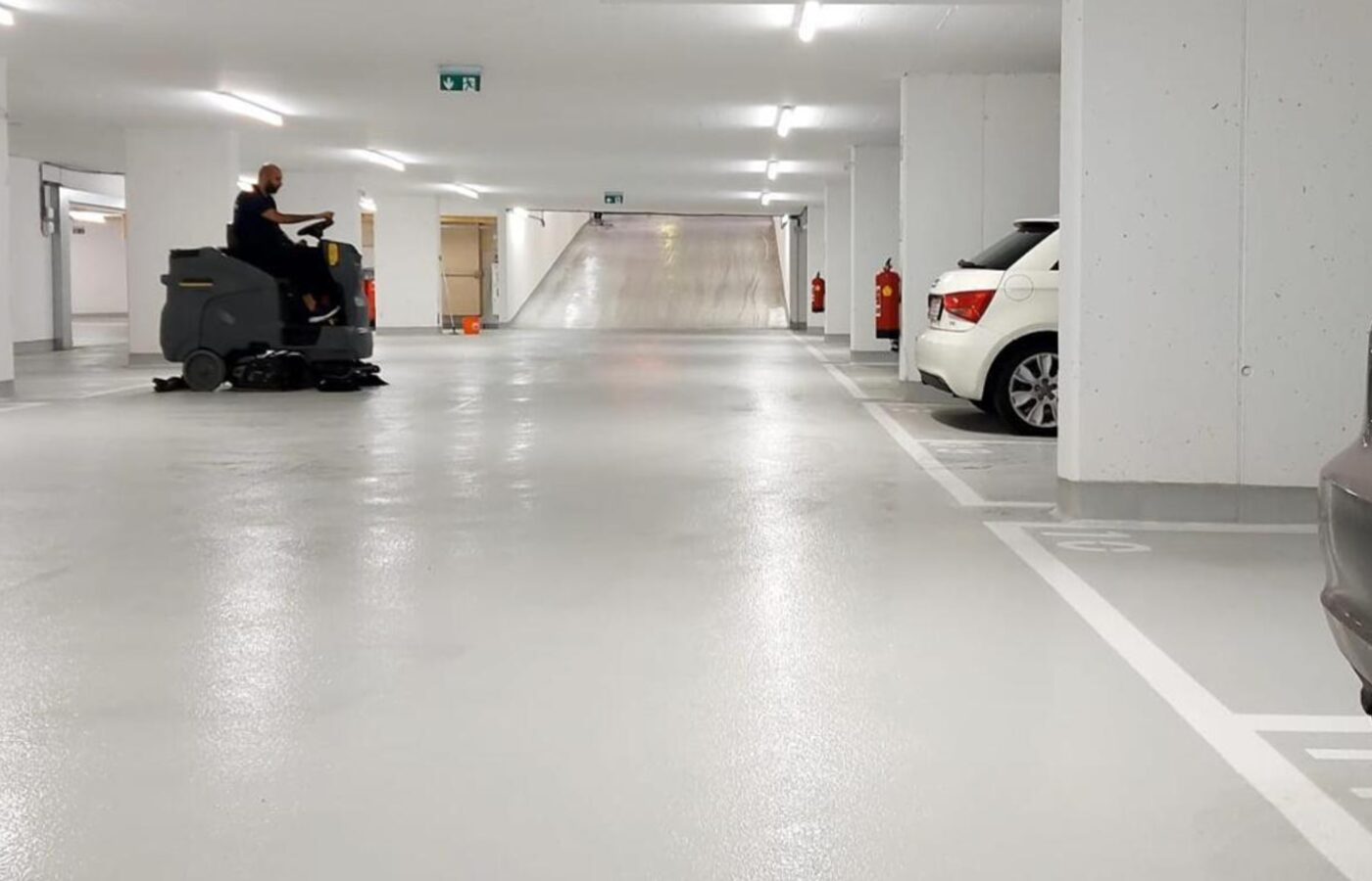 Nachher-Aufnahme: Tiefgarage nach der maschinellen Grundreinigung