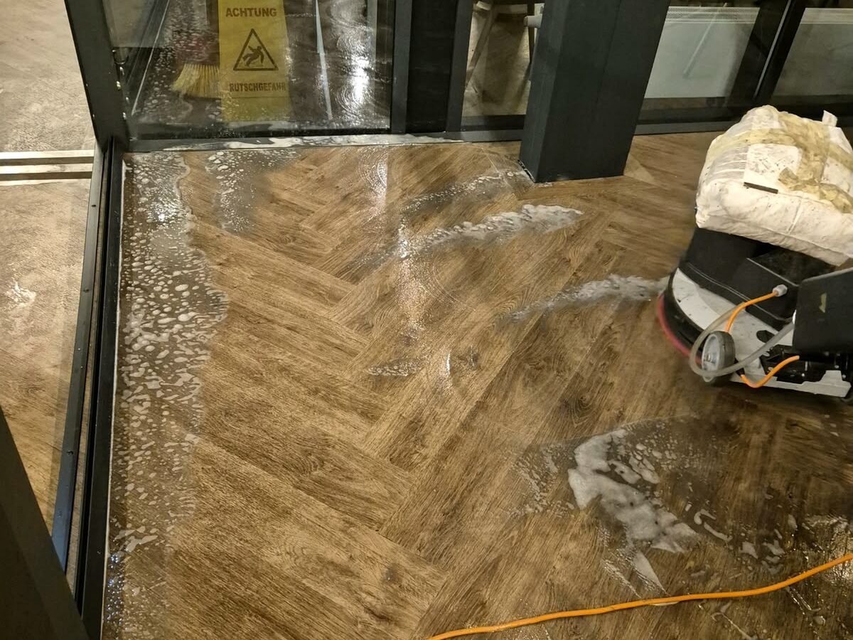 Maschinelle Grundreinigung eines Designbodens mit Einscheibenmaschine