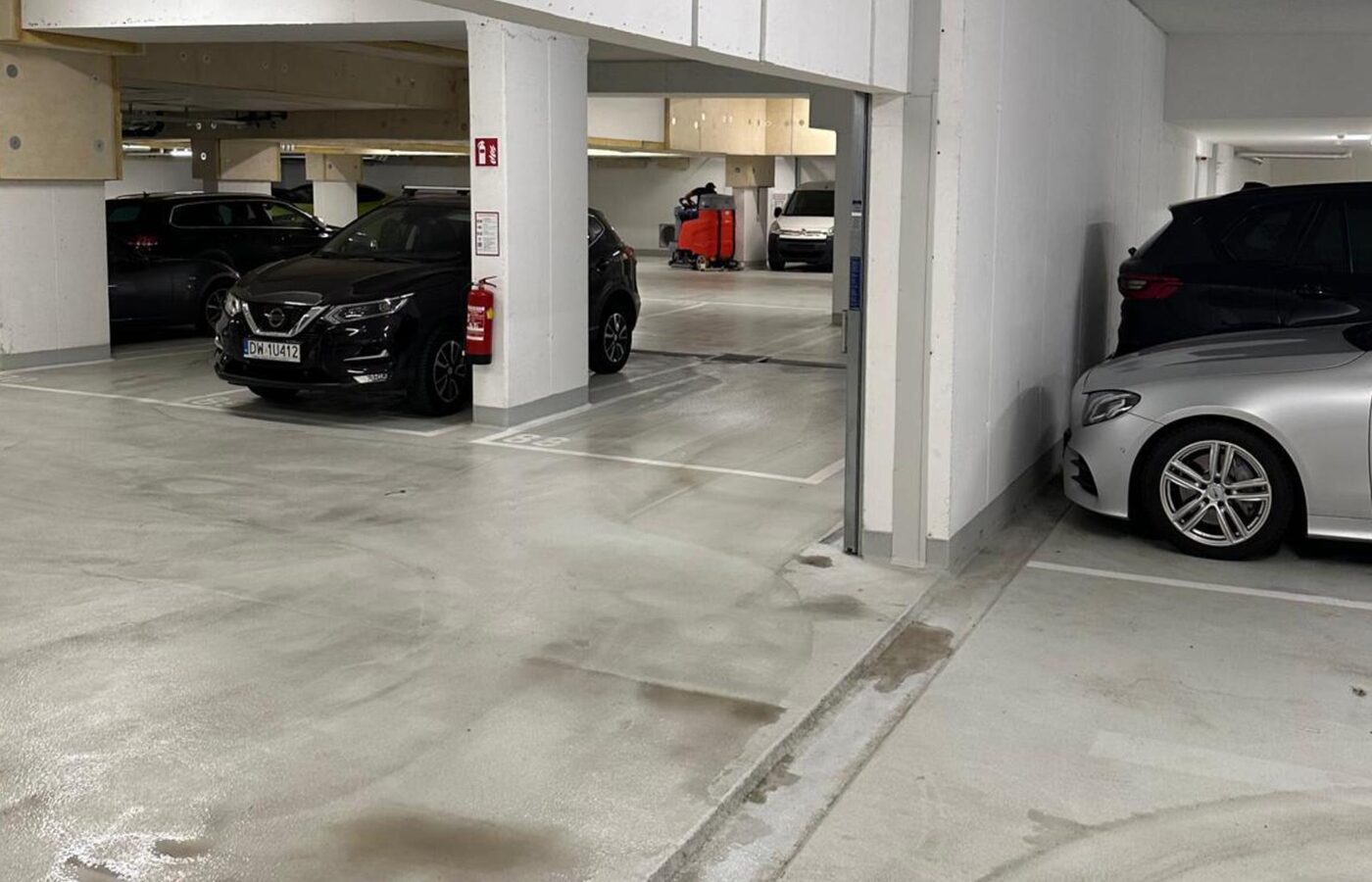Vorher-Aufnahme: Tiefgaragenboden mit Verschmutzungen und Reifenspuren