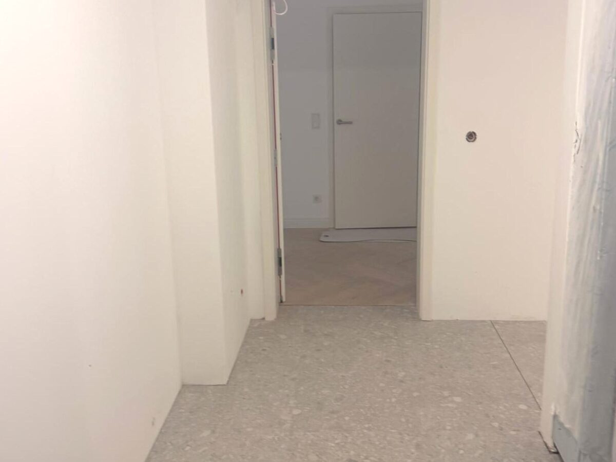 Heller Gang mit glatten, leicht zu reinigenden Oberflächen